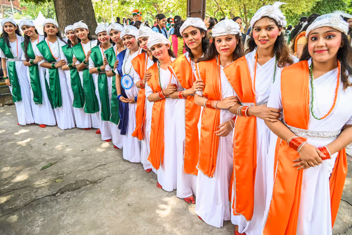 Independence Day 2026: कोलकाता से श्रीनगर तक तिरंगे के रंग में रंगा देश, 15 PHOTO में देखें देशभक्ति का जश्न