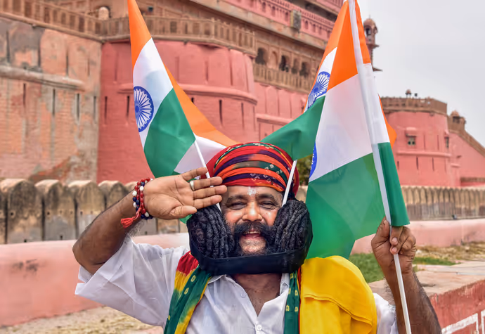 Independence Day 2026: कोलकाता से श्रीनगर तक तिरंगे के रंग में रंगा देश, 15 PHOTO में देखें देशभक्ति का जश्न