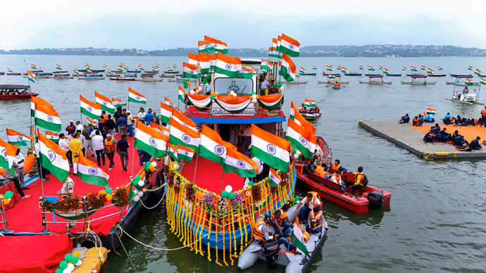 Independence Day 2026: कोलकाता से श्रीनगर तक तिरंगे के रंग में रंगा देश, 15 PHOTO में देखें देशभक्ति का जश्न