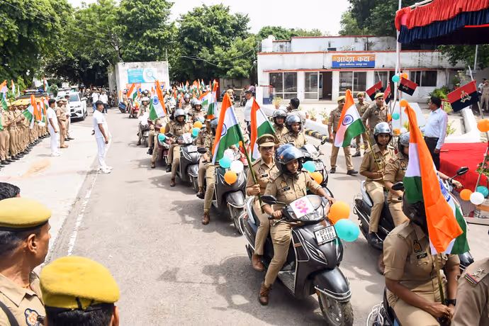Independence Day 2026: कोलकाता से श्रीनगर तक तिरंगे के रंग में रंगा देश, 15 PHOTO में देखें देशभक्ति का जश्न