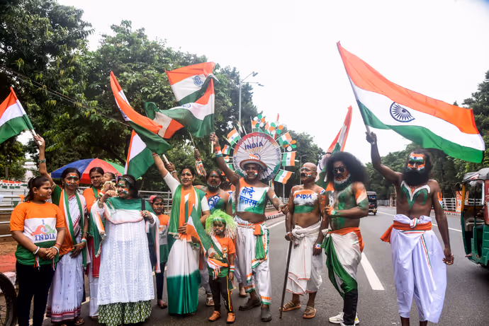 Independence Day 2026: कोलकाता से श्रीनगर तक तिरंगे के रंग में रंगा देश, 15 PHOTO में देखें देशभक्ति का जश्न