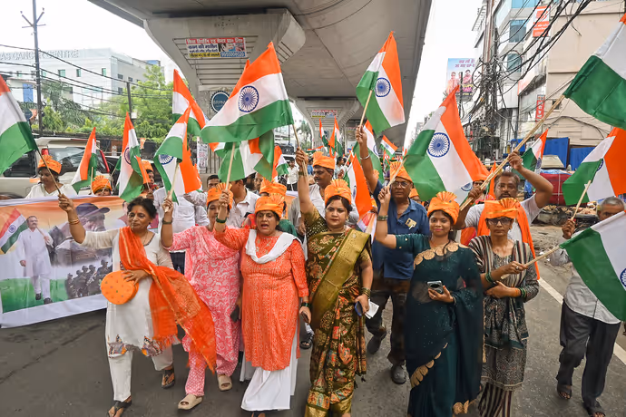Independence Day 2026: कोलकाता से श्रीनगर तक तिरंगे के रंग में रंगा देश, 15 PHOTO में देखें देशभक्ति का जश्न