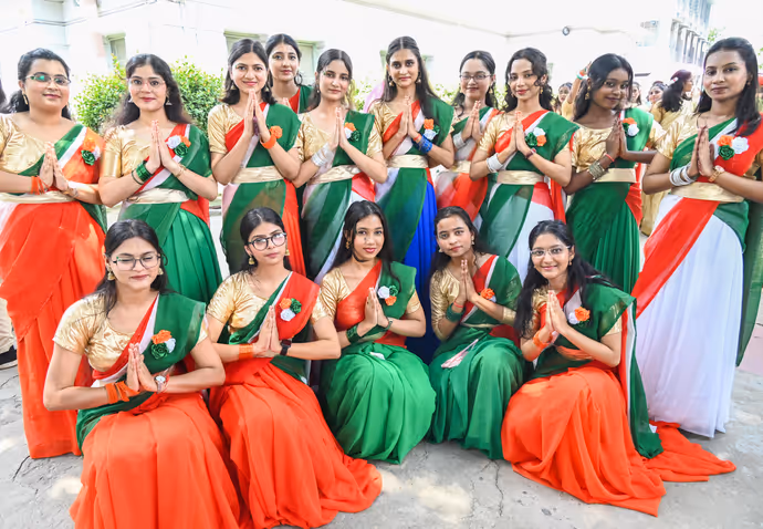 Independence Day 2026: कोलकाता से श्रीनगर तक तिरंगे के रंग में रंगा देश, 15 PHOTO में देखें देशभक्ति का जश्न