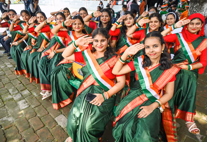 Independence Day 2026: कोलकाता से श्रीनगर तक तिरंगे के रंग में रंगा देश, 15 PHOTO में देखें देशभक्ति का जश्न