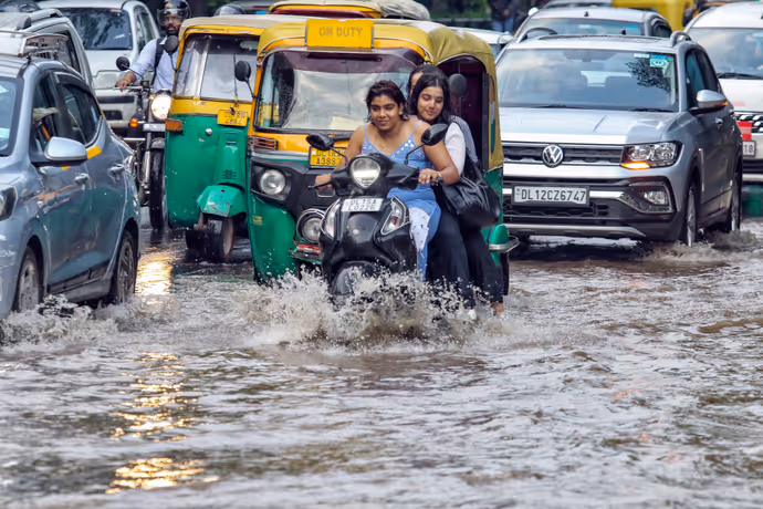 उफान में आई बैतरणी नदी का विकराल रूप, 8 PHOTO में दिल्ली से पटियाला तक पानी ही पानी