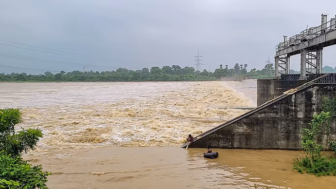 उफान में आई बैतरणी नदी का विकराल रूप, 8 PHOTO में दिल्ली से पटियाला तक पानी ही पानी
