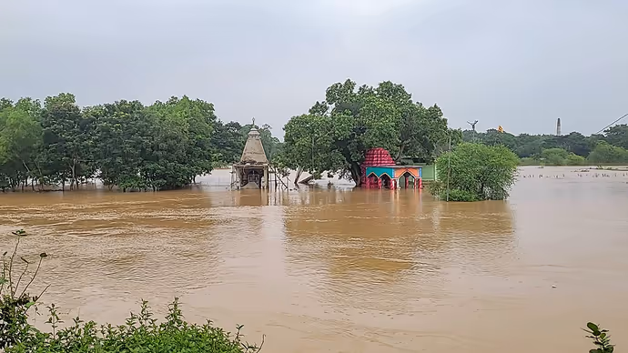 उफान में आई बैतरणी नदी का विकराल रूप, 8 PHOTO में दिल्ली से पटियाला तक पानी ही पानी