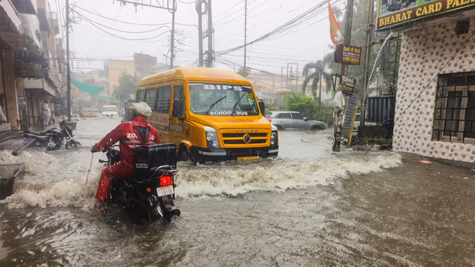उफान में आई बैतरणी नदी का विकराल रूप, 8 PHOTO में दिल्ली से पटियाला तक पानी ही पानी