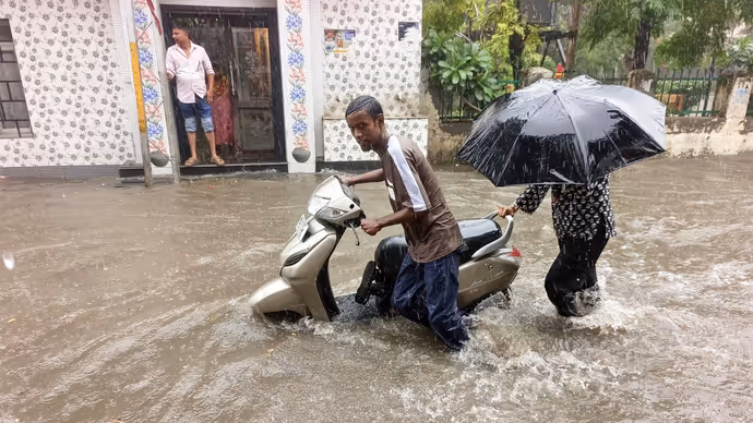 उफान में आई बैतरणी नदी का विकराल रूप, 8 PHOTO में दिल्ली से पटियाला तक पानी ही पानी