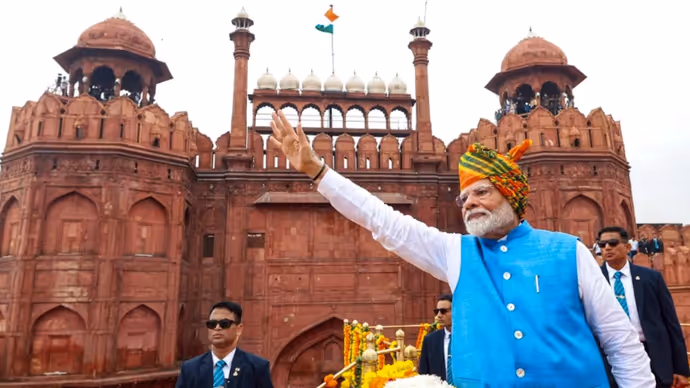 15 August PM Modi Look: कभी बंधनी तो कभी तिरंगा, हर साल की पगड़ियों में दिखा देसी अंदाज
