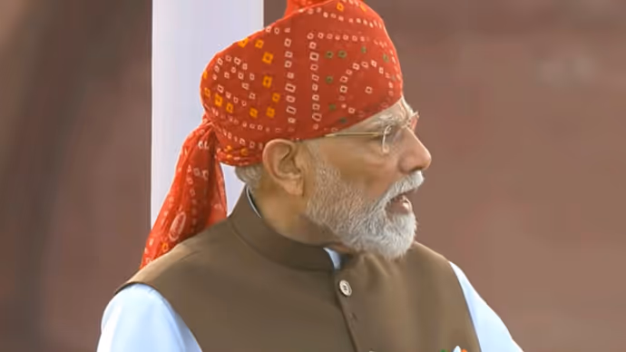 15 August PM Modi Look: कभी बंधनी तो कभी तिरंगा, हर साल की पगड़ियों में दिखा देसी अंदाज