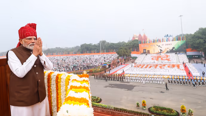 11 PHOTO: लाल किले पर कुछ अलग अंदाज में दिखे PM मोदी, कैमरे में कैद ‘वंदे मातरम’ से ‘सप्तधारा’ तक के खास पल