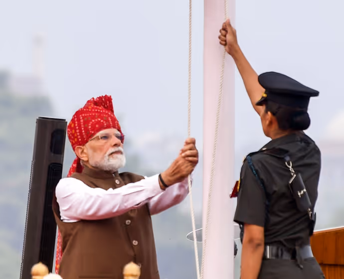 11 PHOTO: लाल किले पर कुछ अलग अंदाज में दिखे PM मोदी, कैमरे में कैद ‘वंदे मातरम’ से ‘सप्तधारा’ तक के खास पल