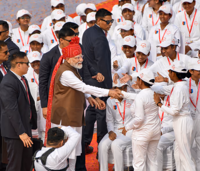 11 PHOTO: लाल किले पर कुछ अलग अंदाज में दिखे PM मोदी, कैमरे में कैद ‘वंदे मातरम’ से ‘सप्तधारा’ तक के खास पल
