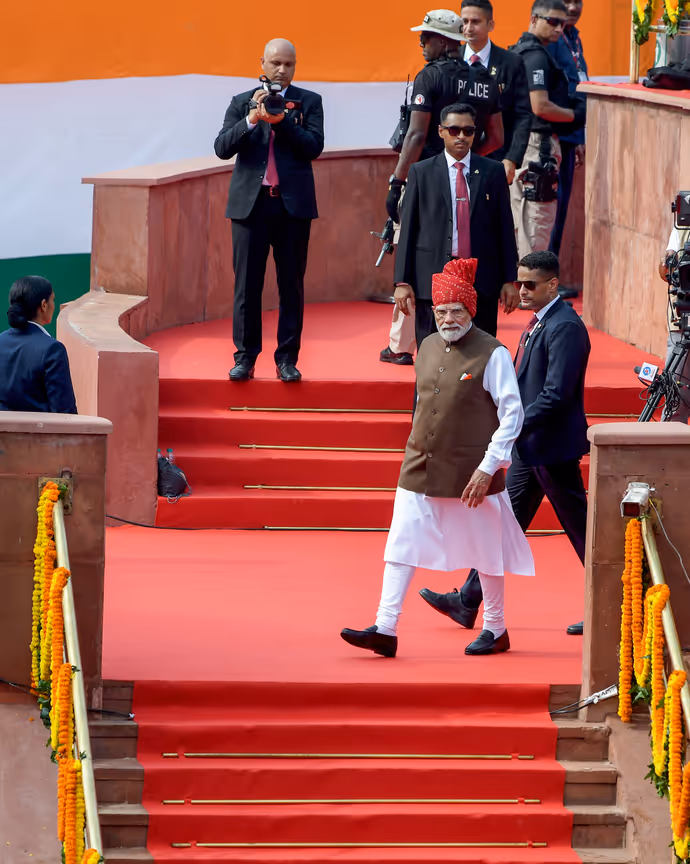 11 PHOTO: लाल किले पर कुछ अलग अंदाज में दिखे PM मोदी, कैमरे में कैद ‘वंदे मातरम’ से ‘सप्तधारा’ तक के खास पल
