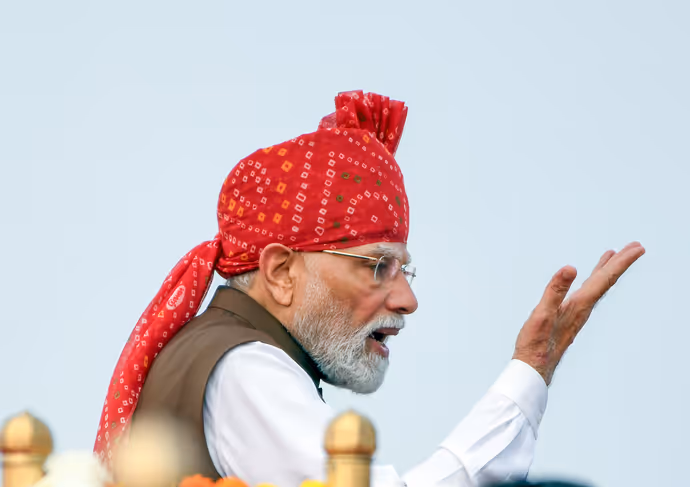 11 PHOTO: लाल किले पर कुछ अलग अंदाज में दिखे PM मोदी, कैमरे में कैद ‘वंदे मातरम’ से ‘सप्तधारा’ तक के खास पल