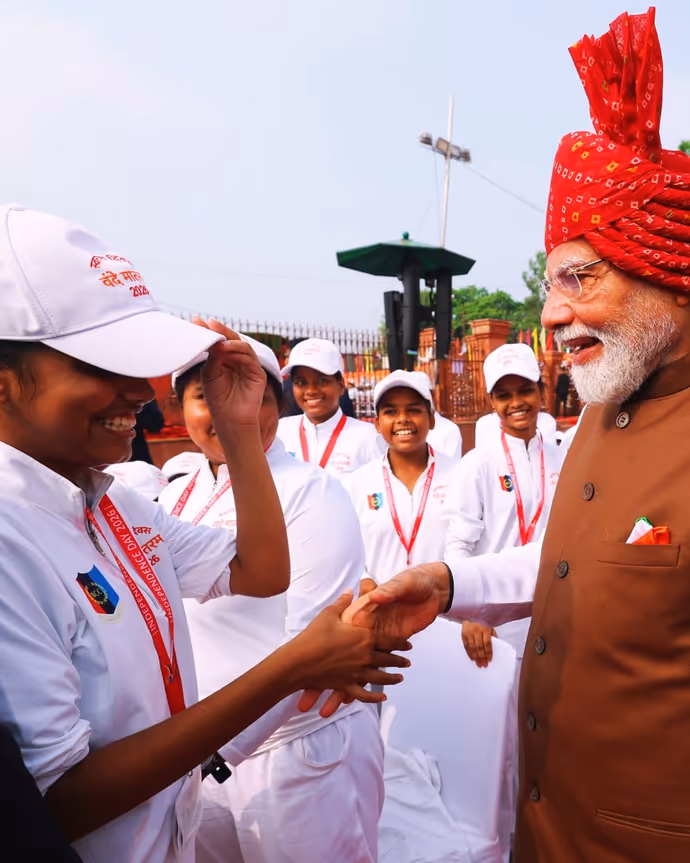 11 PHOTO: लाल किले पर कुछ अलग अंदाज में दिखे PM मोदी, कैमरे में कैद ‘वंदे मातरम’ से ‘सप्तधारा’ तक के खास पल