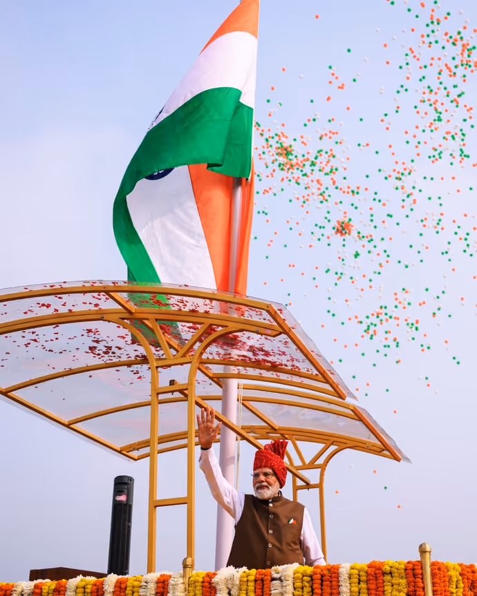 11 PHOTO: लाल किले पर कुछ अलग अंदाज में दिखे PM मोदी, कैमरे में कैद ‘वंदे मातरम’ से ‘सप्तधारा’ तक के खास पल