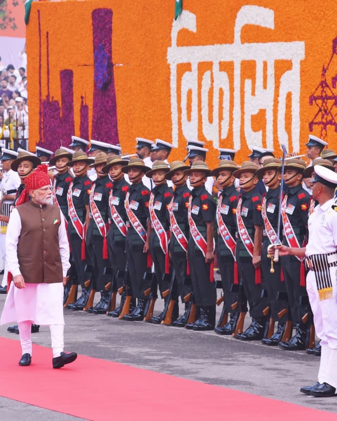 11 PHOTO: लाल किले पर कुछ अलग अंदाज में दिखे PM मोदी, कैमरे में कैद ‘वंदे मातरम’ से ‘सप्तधारा’ तक के खास पल