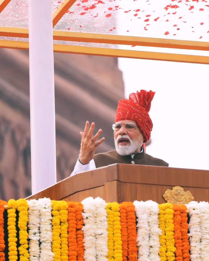11 PHOTO: लाल किले पर कुछ अलग अंदाज में दिखे PM मोदी, कैमरे में कैद ‘वंदे मातरम’ से ‘सप्तधारा’ तक के खास पल
