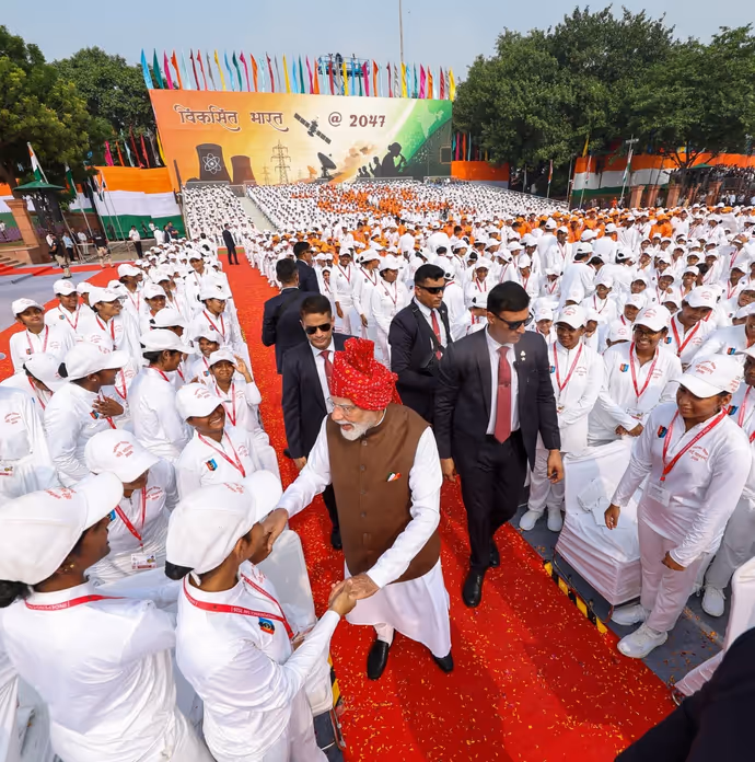 11 PHOTO: लाल किले पर कुछ अलग अंदाज में दिखे PM मोदी, कैमरे में कैद ‘वंदे मातरम’ से ‘सप्तधारा’ तक के खास पल