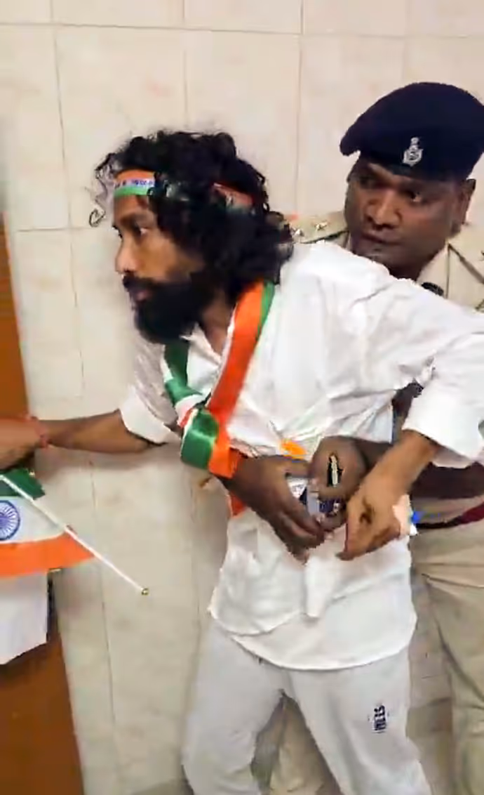 तिरंगे के लिए देवेंद्र मेहतो की तड़प, 5 फोटोज में देखिए 13 दिन की भूख भी नहीं तोड़ पाई देश भक्ति का जज्बा