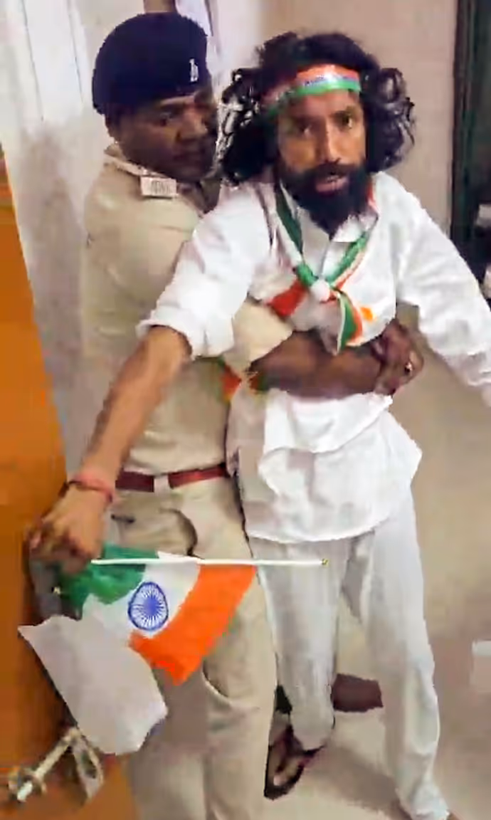 तिरंगे के लिए देवेंद्र मेहतो की तड़प, 5 फोटोज में देखिए 13 दिन की भूख भी नहीं तोड़ पाई देश भक्ति का जज्बा