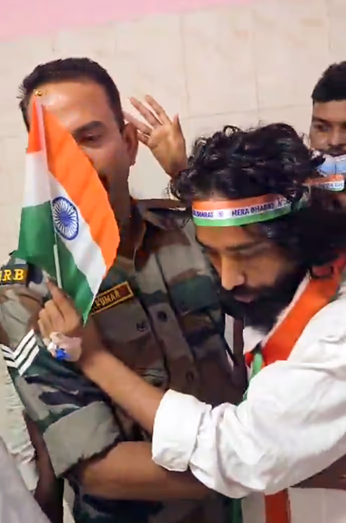 तिरंगे के लिए देवेंद्र मेहतो की तड़प, 5 फोटोज में देखिए 13 दिन की भूख भी नहीं तोड़ पाई देश भक्ति का जज्बा