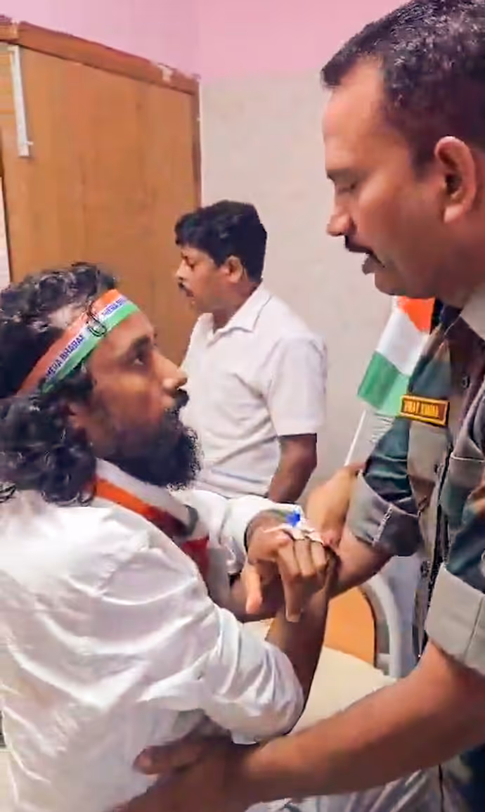 तिरंगे के लिए देवेंद्र मेहतो की तड़प, 5 फोटोज में देखिए 13 दिन की भूख भी नहीं तोड़ पाई देश भक्ति का जज्बा