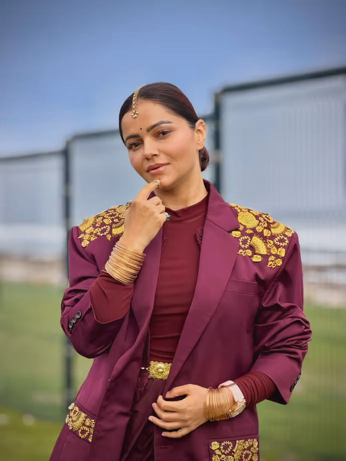 टीवी की 'किन्नर बहू' फ्यूजन ड्रेस में लगीं ग्लैमरस, 8 Photos से फैंस की नहीं हट रही नजर