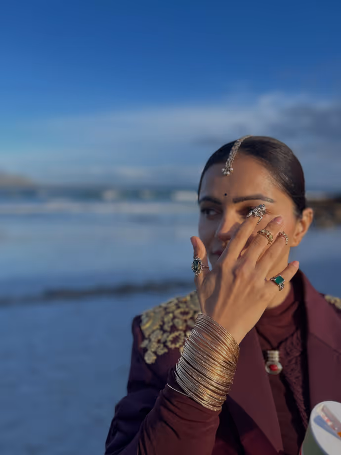 टीवी की 'किन्नर बहू' फ्यूजन ड्रेस में लगीं ग्लैमरस, 8 Photos से फैंस की नहीं हट रही नजर