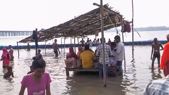 प्रयागराज में बढ़ा गंगा-यमुना का जलस्तर, 8 PHOTO में कोलकाता से कानपुर तक बारिश का कहर