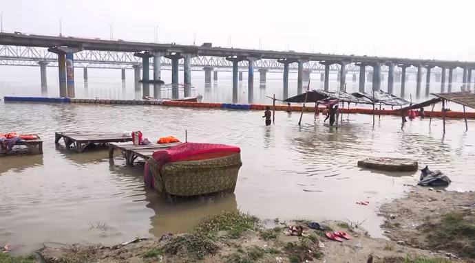 प्रयागराज में बढ़ा गंगा-यमुना का जलस्तर, 8 PHOTO में कोलकाता से कानपुर तक बारिश का कहर