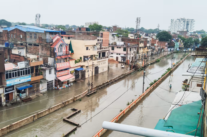 प्रयागराज में बढ़ा गंगा-यमुना का जलस्तर, 8 PHOTO में कोलकाता से कानपुर तक बारिश का कहर
