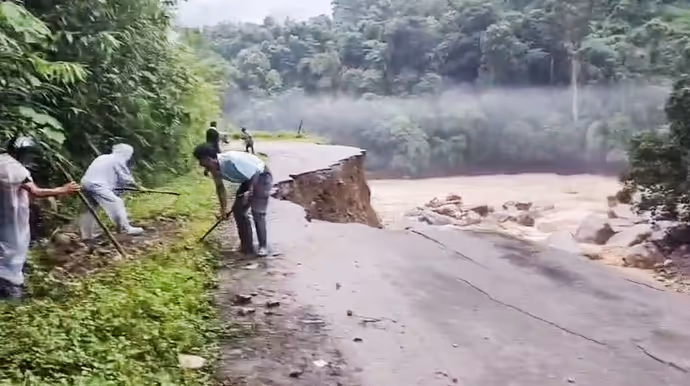 प्रयागराज में बढ़ा गंगा-यमुना का जलस्तर, 8 PHOTO में कोलकाता से कानपुर तक बारिश का कहर