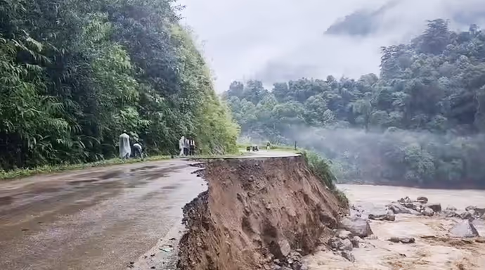 प्रयागराज में बढ़ा गंगा-यमुना का जलस्तर, 8 PHOTO में कोलकाता से कानपुर तक बारिश का कहर