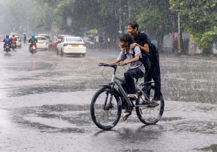 प्रयागराज में बढ़ा गंगा-यमुना का जलस्तर, 8 PHOTO में कोलकाता से कानपुर तक बारिश का कहर