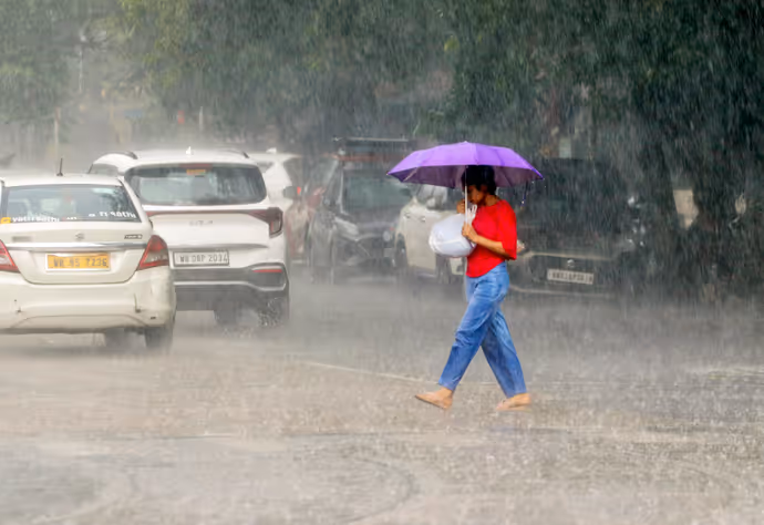 प्रयागराज में बढ़ा गंगा-यमुना का जलस्तर, 8 PHOTO में कोलकाता से कानपुर तक बारिश का कहर