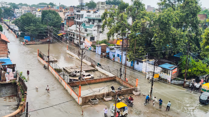 प्रयागराज में बढ़ा गंगा-यमुना का जलस्तर, 8 PHOTO में कोलकाता से कानपुर तक बारिश का कहर
