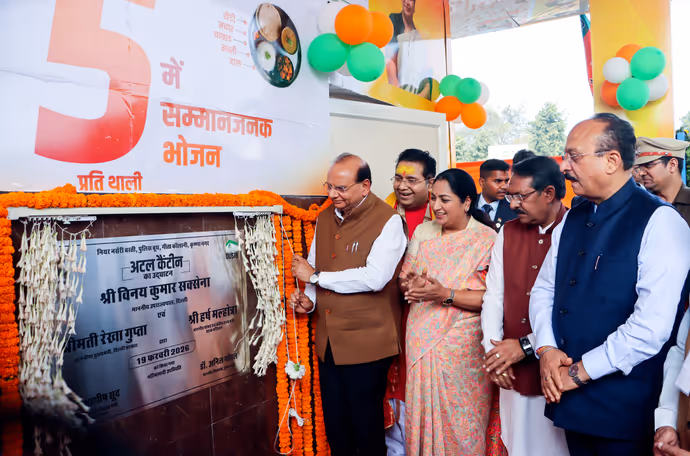 दिल्ली में 100 के पार हुईं अटल कैंटीन, 7 तस्वीरों में CM रेखा गुप्ता-वेंकैया नायडू ने साथ बैठ खाया खाना