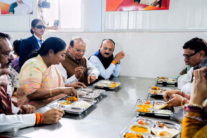 दिल्ली में 100 के पार हुईं अटल कैंटीन, 7 तस्वीरों में CM रेखा गुप्ता-वेंकैया नायडू ने साथ बैठ खाया खाना