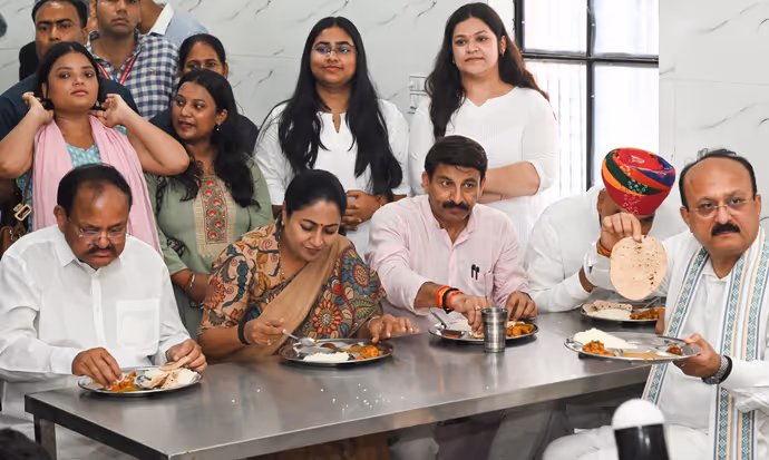 दिल्ली में 100 के पार हुईं अटल कैंटीन, 7 तस्वीरों में CM रेखा गुप्ता-वेंकैया नायडू ने साथ बैठ खाया खाना