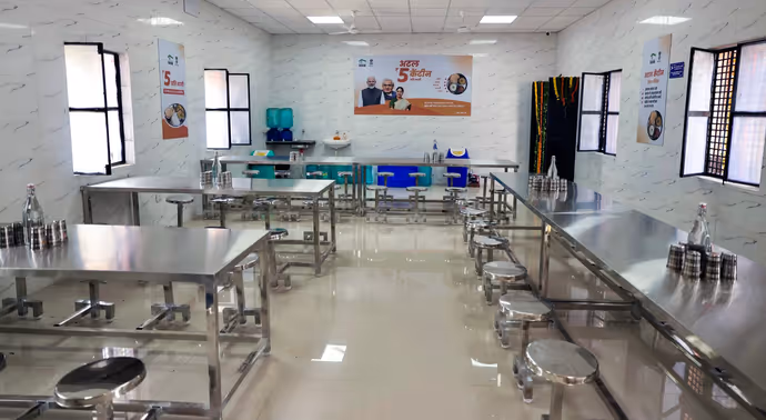 दिल्ली में 100 के पार हुईं अटल कैंटीन, 7 तस्वीरों में CM रेखा गुप्ता-वेंकैया नायडू ने साथ बैठ खाया खाना