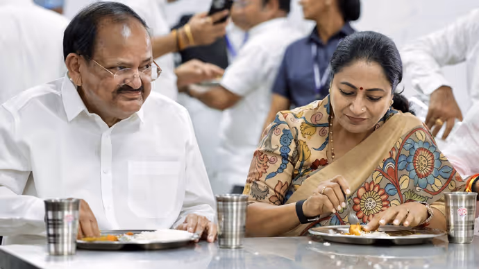 दिल्ली में 100 के पार हुईं अटल कैंटीन, 7 तस्वीरों में CM रेखा गुप्ता-वेंकैया नायडू ने साथ बैठ खाया खाना
