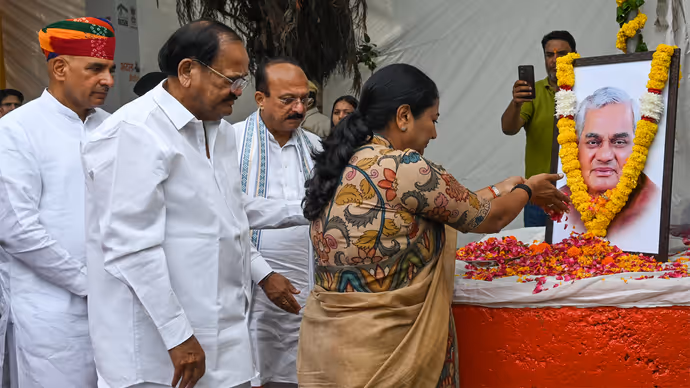 दिल्ली में 100 के पार हुईं अटल कैंटीन, 7 तस्वीरों में CM रेखा गुप्ता-वेंकैया नायडू ने साथ बैठ खाया खाना