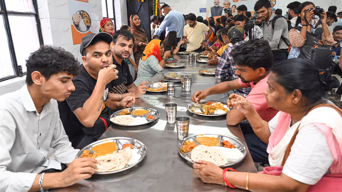 दिल्ली में 100 के पार हुईं अटल कैंटीन, 7 तस्वीरों में CM रेखा गुप्ता-वेंकैया नायडू ने साथ बैठ खाया खाना
