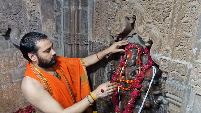 Nagchandreshwar Temple: सिर्फ नागपंचमी पर खुलता है उज्जैन का नागचंद्रेश्वर मंदिर, 10 तस्वीरों में करें दर्शन