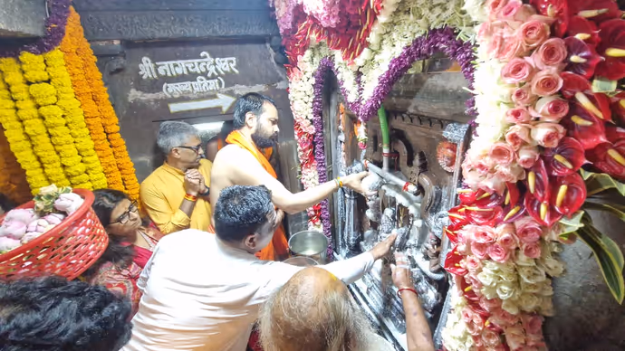 Nagchandreshwar Temple: सिर्फ नागपंचमी पर खुलता है उज्जैन का नागचंद्रेश्वर मंदिर, 10 तस्वीरों में करें दर्शन