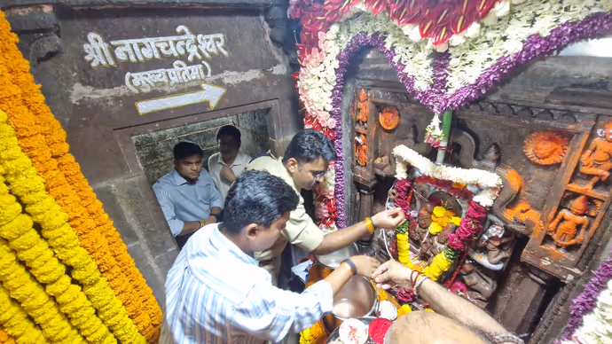 Nagchandreshwar Temple: सिर्फ नागपंचमी पर खुलता है उज्जैन का नागचंद्रेश्वर मंदिर, 10 तस्वीरों में करें दर्शन