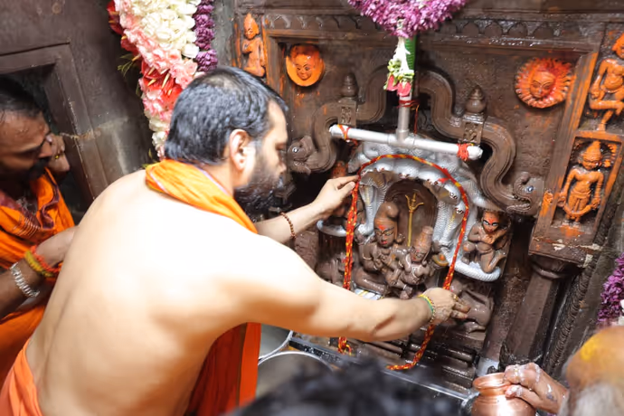 Nagchandreshwar Temple: सिर्फ नागपंचमी पर खुलता है उज्जैन का नागचंद्रेश्वर मंदिर, 10 तस्वीरों में करें दर्शन
